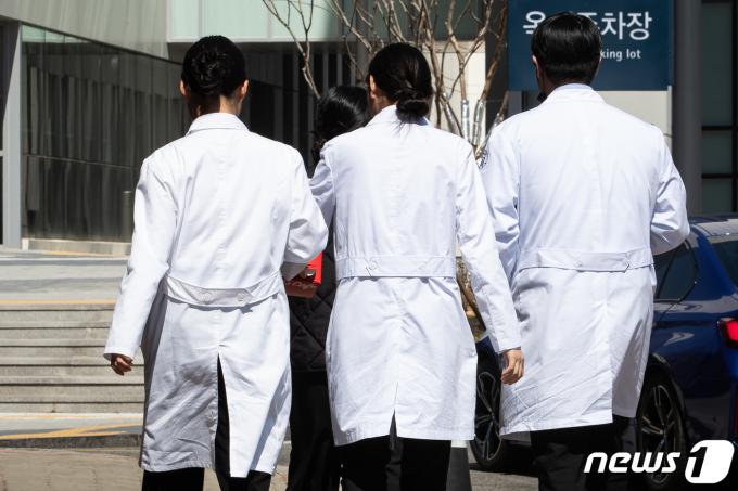 21일 서울시내 한 대학병원에서 의료진들이 이동하고 있다. 2024.3.21/뉴스1 ⓒ News1 유승관 기자