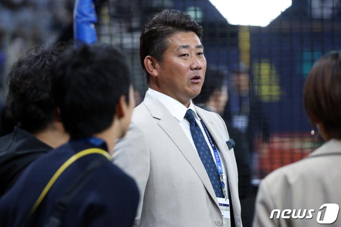 [사진] 그라운드 바라보는 마쓰자카