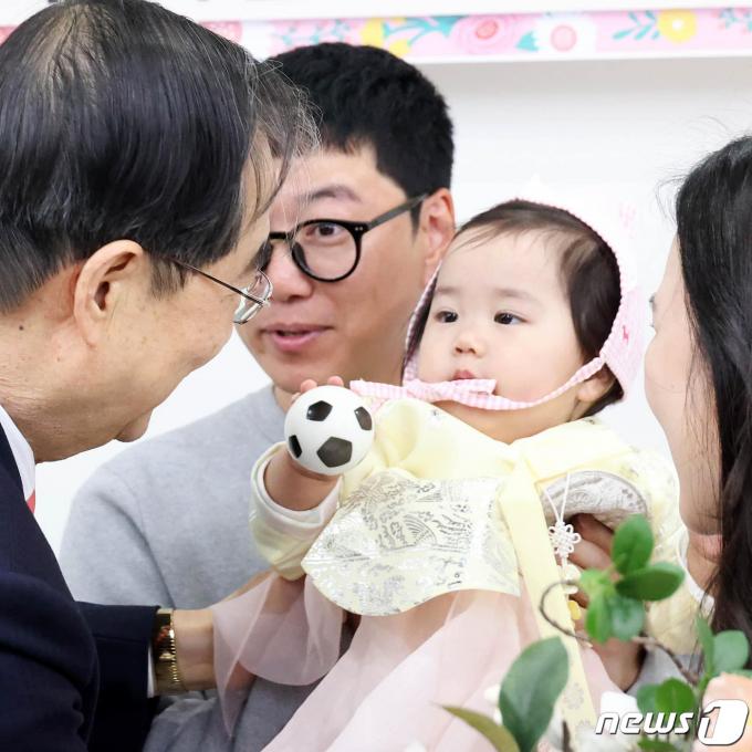 [사진] 백곡면에서 3년 만에 태어난 아기 '돌잔치 참석한 한덕수 총리'