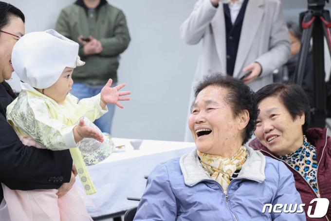 [사진] 3년 만에 돌잔치 열린 충북 진천군 백곡면