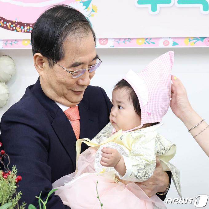 [사진] 백곡면에서 3년 만에 태어난 아기 돌잔치 찾은 한덕수 총리