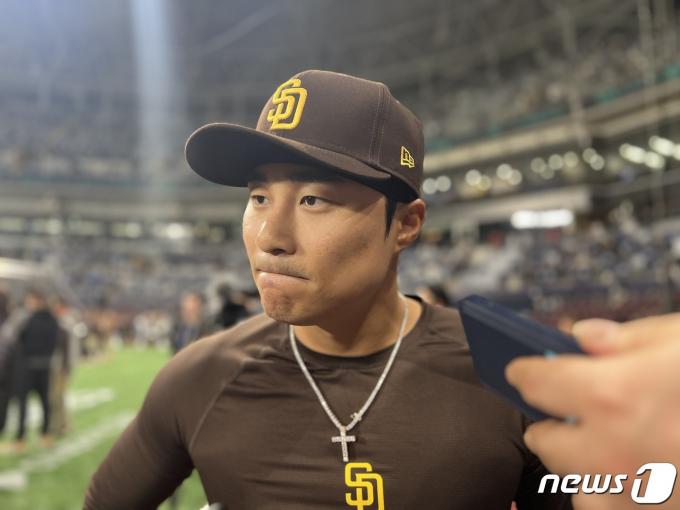 샌디에이고 파드리스 김하성이 21일 서울 고척스카이돔에서 열리는 2024 메이저리그(MLB) 서울시리즈 LA 다저스전을 앞두고 취재진과 인터뷰를 하고 있다. 2024.3.21/뉴스1 ⓒ News1 이상철 기자