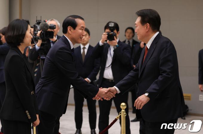 [사진] 주기환 민생특별보좌관과 악수하는 윤석열 대통령