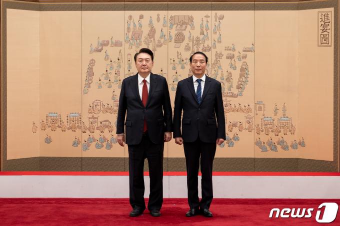 [사진] 윤석열 대통령, 주기환 민생특보 임명
