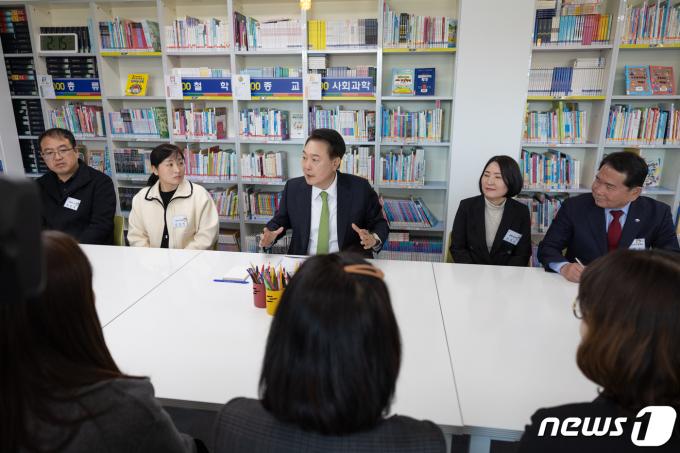 [사진] 윤 대통령, 명륜초 찾아 간담회