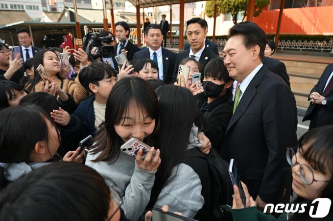 [사진] 초등학생들과 셀카찍는 윤 대통령