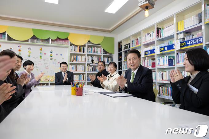 [사진] 윤 대통령, 원주 명륜초 방문