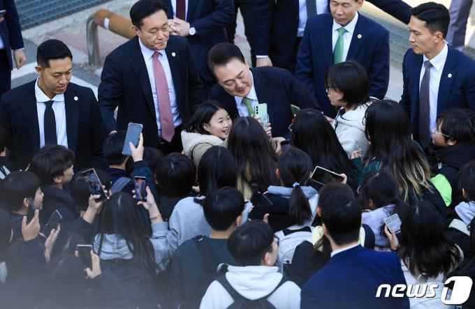 [사진] 윤 대통령, 어린이들과 셀카