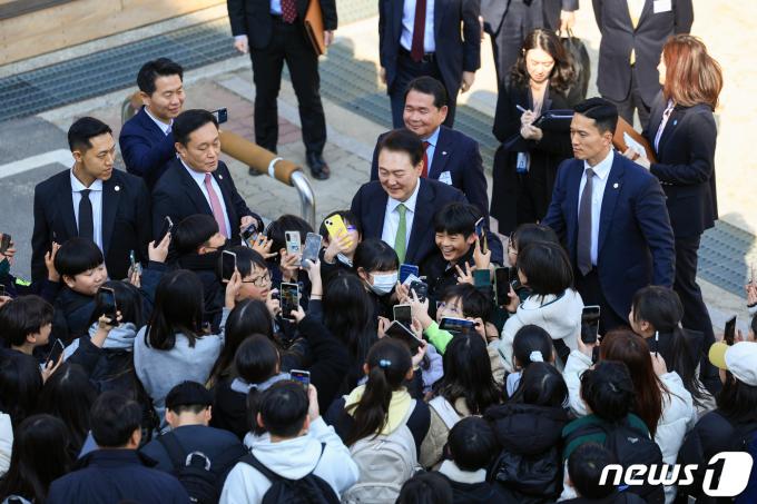 [사진] 어린이들에 둘러싸인 윤 대통령