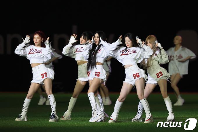 [사진] 2차전 축하공연 펼치는 (여자)아이들