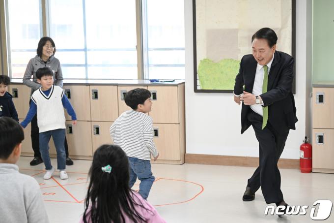 [사진] 어린이들과 술래잡기하는 윤석열 대통령