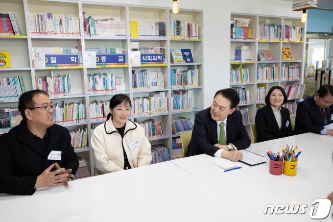 [사진] 간담회 하는 윤 대통령