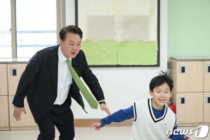 [사진] 윤 대통령 '늘봄학교 아이들과 술래잡기'