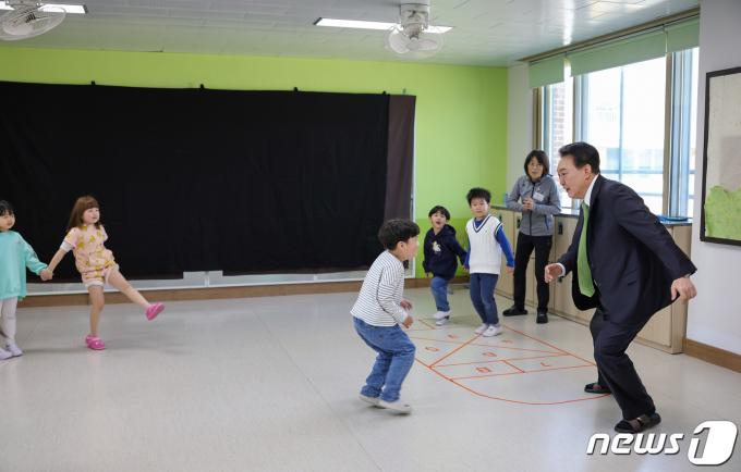 [사진] 대통령 할아버지와 술래잡기 놀이