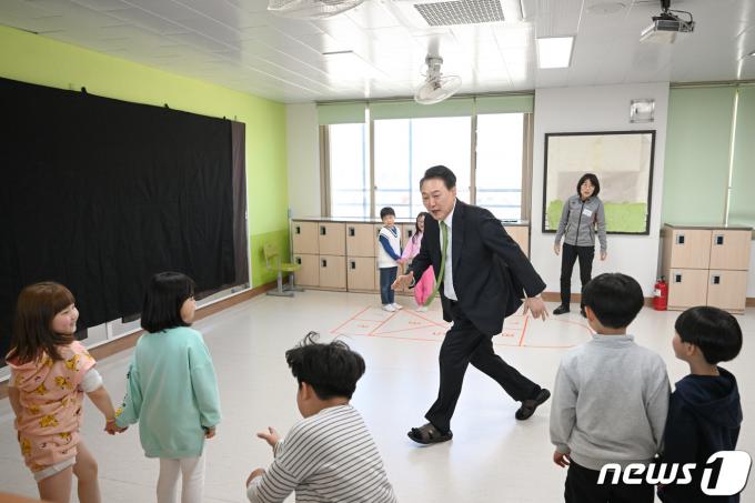 [사진] 늘봄학교 아이들과 술래잡기하는 윤석열 대통령
