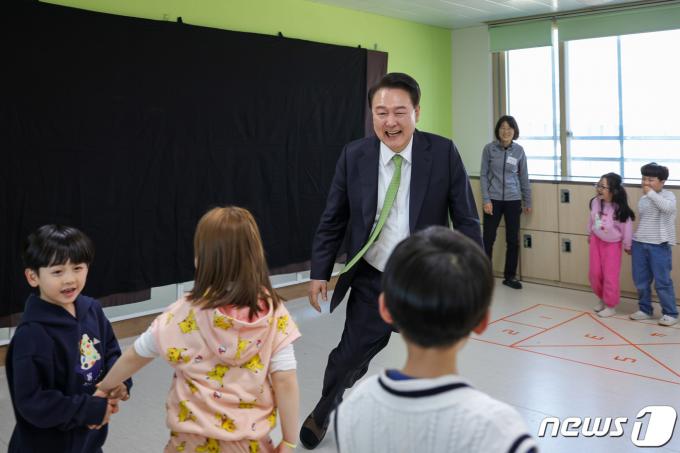 [사진] 늘봄학교 아이들과 술래잡기하는 윤석열 대통령