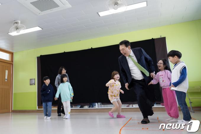 [사진] 윤석열 대통령 '늘봄학교 아이들과 술래잡기 놀이'