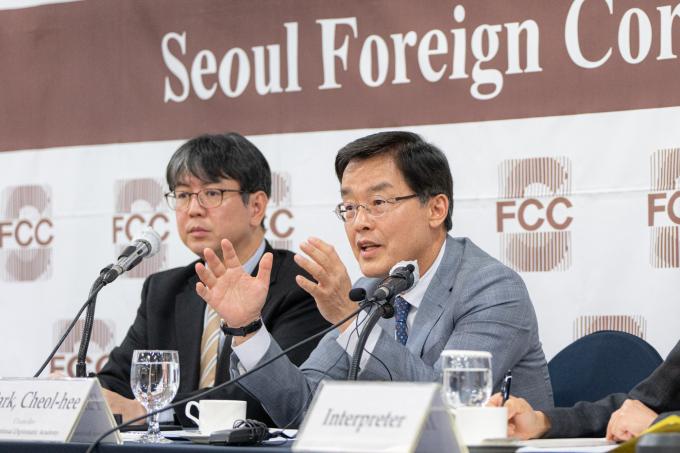 박철희 국립외교원장이 21일 한국프레스센터에서 열린 제1차 서울외신기자클럽 대상 정책간담회에서 발언하고 있다.(외교부 제공)