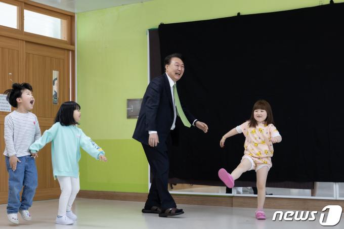 [사진] 늘봄학교 수업 참여하는 윤 대통령