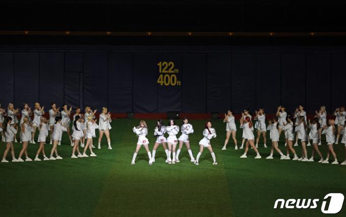 [사진] (여자)아이들, 서울시리즈 2차전 축하공연
