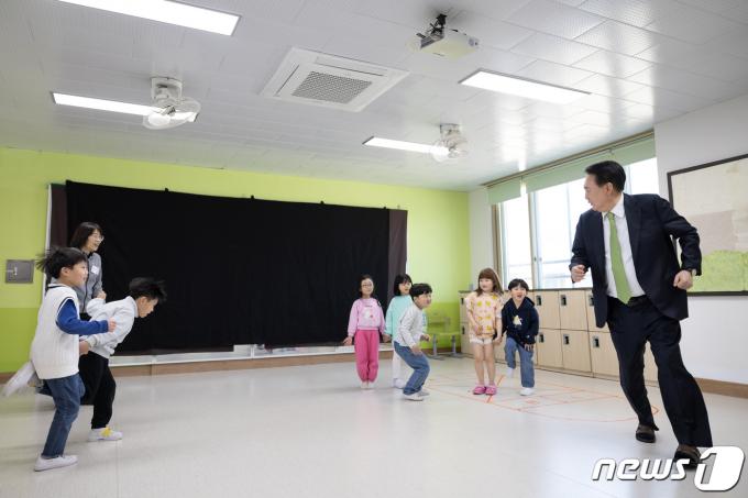 [사진] '대통령 할아버지와 술래잡기 놀이'
