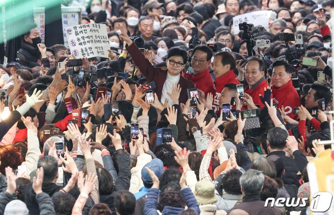 한동훈 국민의힘 총괄선대위원장이 21일 대구 중구 서문시장을 찾아 인근 지역 출마 후보와 함께 시민들에게 인사하고 있다. (공동취재) 2024.3.21/뉴스1 ⓒ News1 송원영 기자