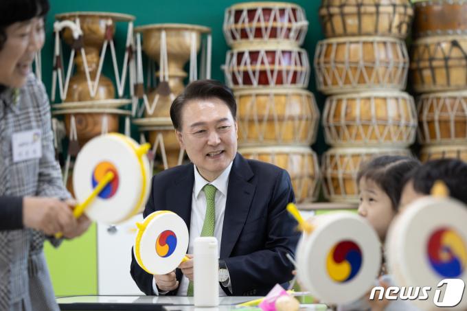 [사진] 늘봄학교 음악 프로그램 참여한 윤 대통령