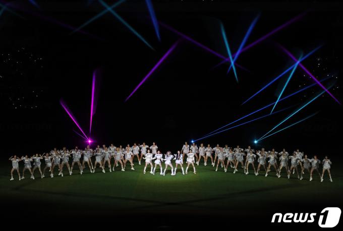 [사진] (여자)아이들, 서울시리즈 2차전 뜨거운 오픈