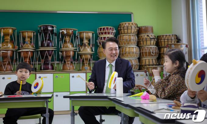 [사진] 윤석열 대통령, 늘봄학교 음악 프로그램 참관
