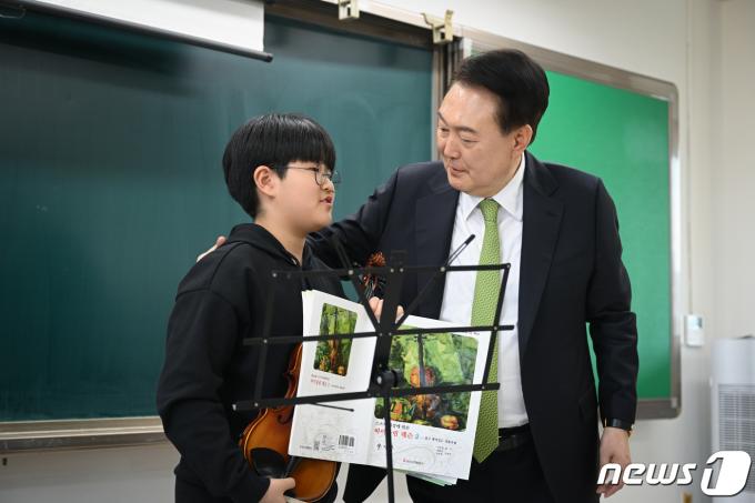 [사진] 어린이 격려하는 윤 대통령
