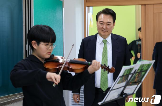 [사진] 바이올린 프로그램 참관하는 윤 대통령