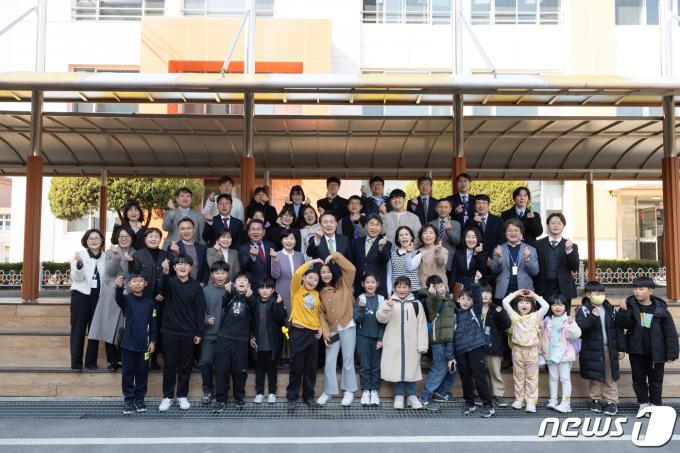 [사진] 늘봄학교 찾아 기념 촬영하는 윤석열 대통령