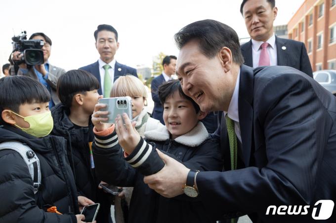 [사진] 어린이와 셀카찍는 윤석열 대통령