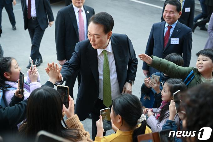 [사진] 늘봄학교 학생들과 인사하는 윤석열 대통령
