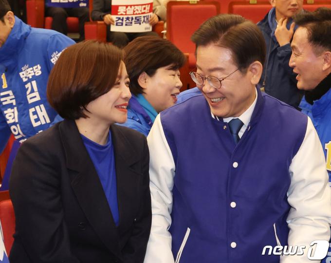 이재명 더불어민주당 대표가 20일 서울 여의도 국회 도서관에서 열린 '서울특별시당 선거대책위원회 출범식'에서 조수진 강북을 후보와 대화를 하고 있다. 2024.3.20/뉴스1 ⓒ News1 송원영 기자