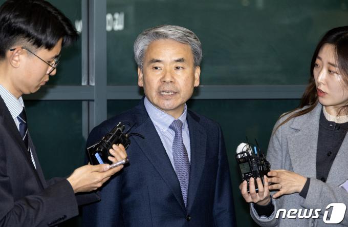 '해외 도피' 논란을 일으킨 이종섭 주호주대사가 21일 인천국제공항 1터미널을 통해 귀국하고 있다. 지난 10일 호주대사로 부임한 이 대사는 지난해 국방부 장관 재직 시절 해병대 채모 상병 사망사건 조사에 외압을 행사했단 의혹을 받고 정치권으로부터 '도피성 출국'이라는 비판을 받아 왔다. (공동취재) 2024.3.21/뉴스1 ⓒ News1 신웅수 기자