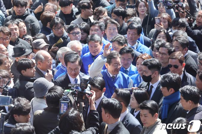 이재명 더불어민주당 대표가 21일 광주시 전남대 후문 거리를 걸으며 시민들에게 손들어 인사하고 있다. 2024.3.21/뉴스1 ⓒ News1 김태성 기자