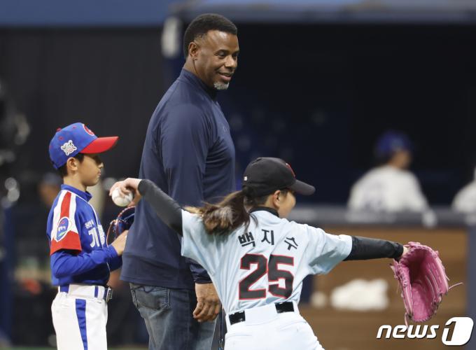 [사진] 유소년 선수들 시구 함께 한 켄 그리피 주니어