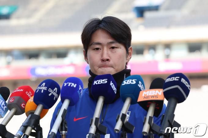 대한민국 축구대표팀 이강인이 20일 오후 서울 마포구 서울월드컵경기장에서 2026 국제축구연맹(FIFA) 북중미 월드컵 아시아 지역 2차 예선 태국과 경기를 앞두고 훈련에 합류하기 전 아시안컵 기간 하극상 논란에 대해 심경을 밝히고 있다. 2024.3.20/뉴스1 ⓒ News1 김도우 기자
