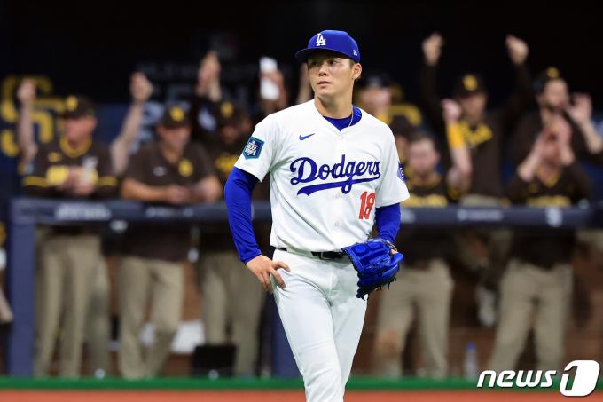 21일 서울 구로구 고척스카이돔에서 열린 2024 미국 메이저리그(MLB) 월드투어 서울시리즈 공식 개막전 샌디에이고 파드리스와 LA 다저스의 2차전 경기 1회초 2사 주자 2루 상황, 샌디에이고 웨이드에게 적시타를 맞은 다저스 선발 야마모토 요시노부가 아쉬워 하고 있다. 2024.3.21/뉴스1 ⓒ News1 김진환 기자
