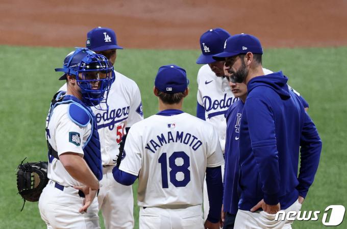 21일 서울 구로구 고척스카이돔에서 열린 2024 미국 메이저리그(MLB) 월드투어 서울시리즈 공식 개막전 샌디에이고 파드리스와 LA 다저스의 2차전 경기, LA 선발투수 야마모토 요시노부가 샌디에이고 1회초 공격 무사 주자 1, 3루 김하성 타석 때 마운드에 오른 코치진과 대화하고 있다. (공동취재) 2024.3.20/뉴스1 ⓒ News1 박정호 기자