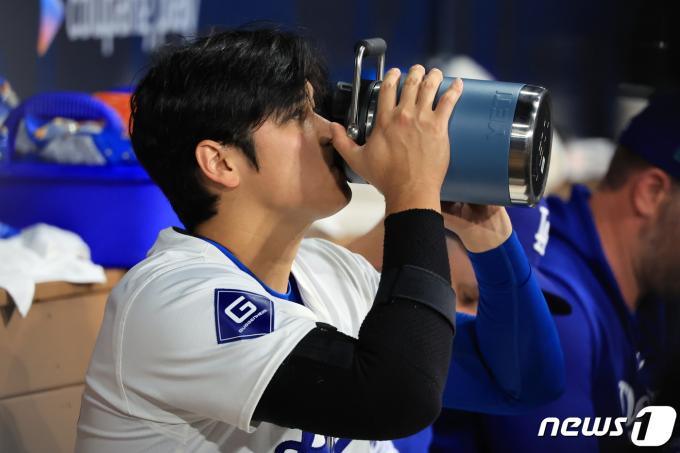 [사진] 목 축이는 오타니