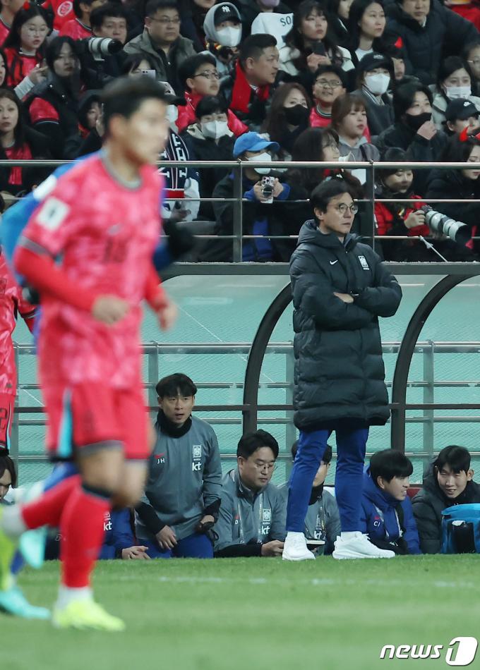 [사진] 태국전 데뷔한 황선홍 임시 감독