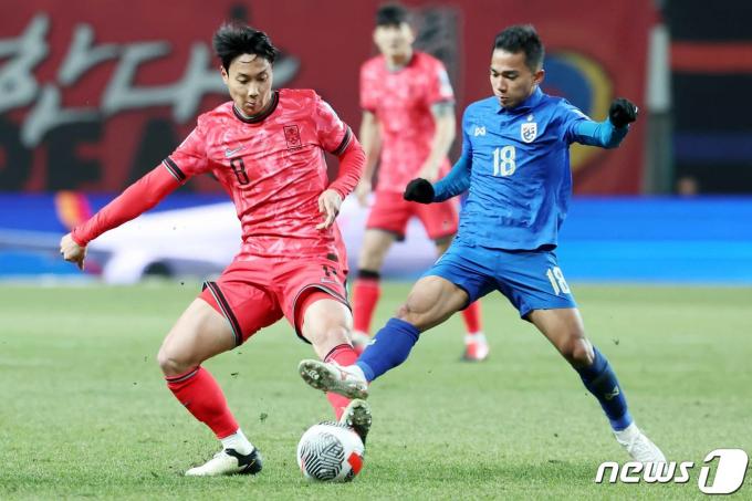 [사진] 백승호 '내 공이야!'