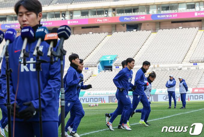 대한민국 축구대표팀 이강인이 20일 오후 서울 마포구 서울월드컵경기장에서 2026 국제축구연맹(FIFA) 북중미 월드컵 아시아 지역 2차 예선 태국과 경기를 앞두고 훈련에 합류하기 전 아시안컵 기간 하극상 논란에 대해 심경을 밝히고 있다. 그 뒤로 손흥민을 비롯한 선수들이 몸을 풀고 있다. 2024.3.20/뉴스1 ⓒ News1 김도우 기자