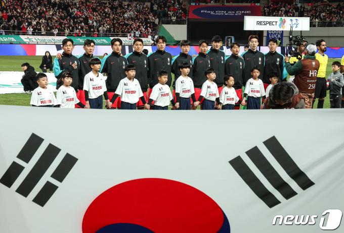 [사진] 애국가 제창하는 대표팀