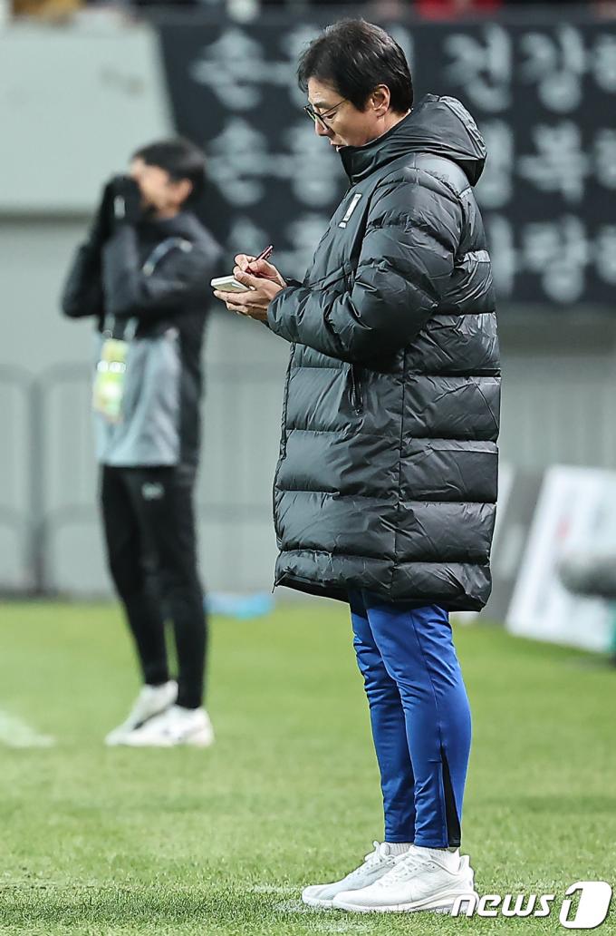 [사진] 메모하는 황선홍 감독