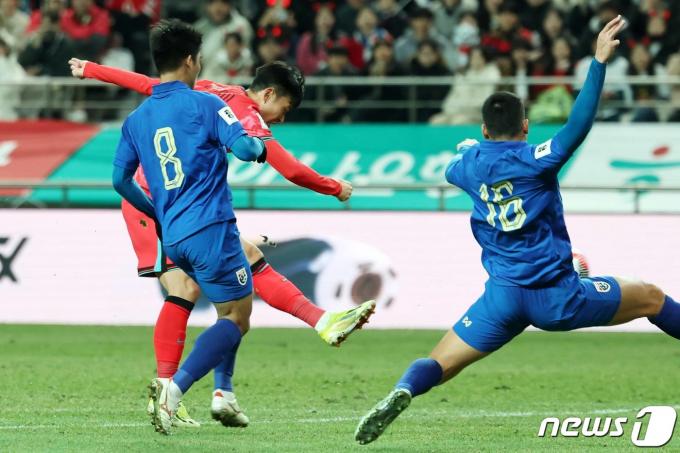 [사진] 상대 허 찌르는 손흥민의 슛