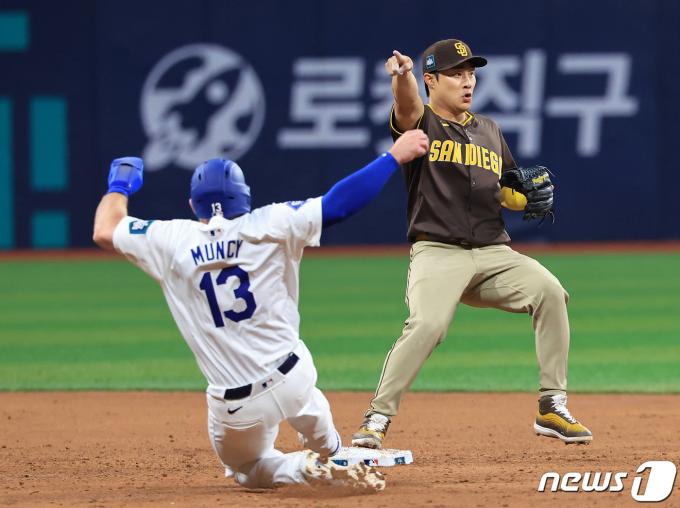 [사진] 김하성, 그냥 1루로 송구해!