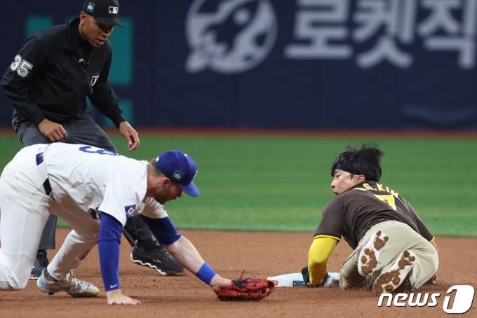 [사진] 빠른 발로 2루 도루 성공하는 김하성